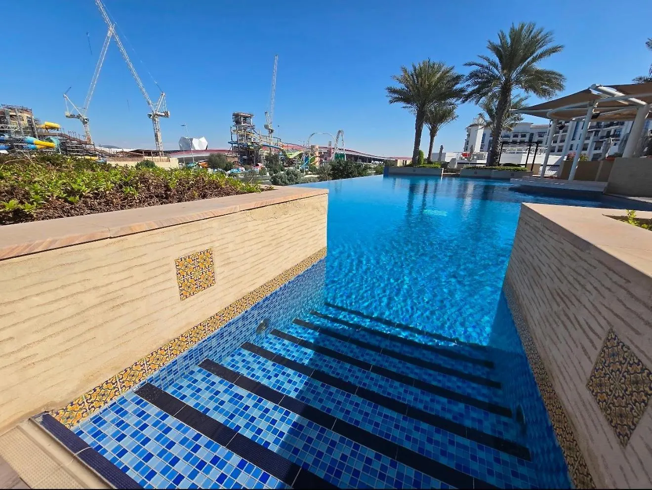 The Iris Studio Ansam Ferrari World Yas Island アブダビ